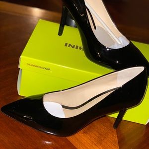 Ladies black pump by Gianni Bini